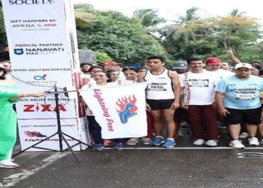 Ameesha Patel & Ameet Satam flags off Lightning Feet Half Marathon for Families at Juhu
